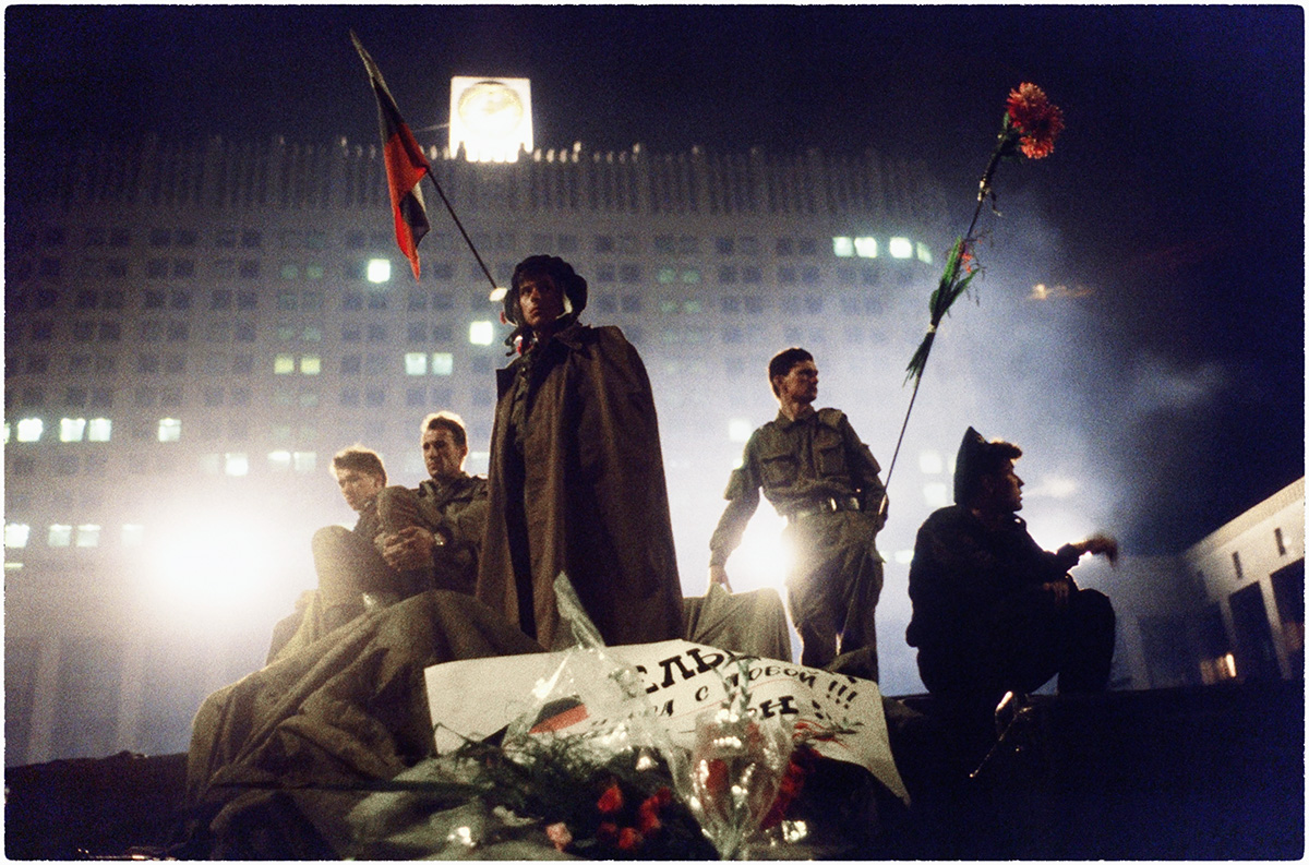tank crew defending Russian Parliament in the night 21.08.1991
